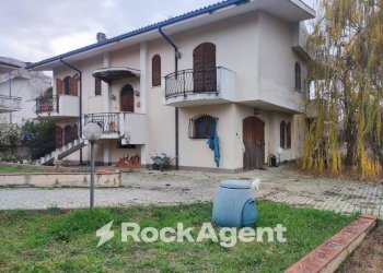 Facciata - Villa via G. D'Annunzio, 4, Catignano - foto 2