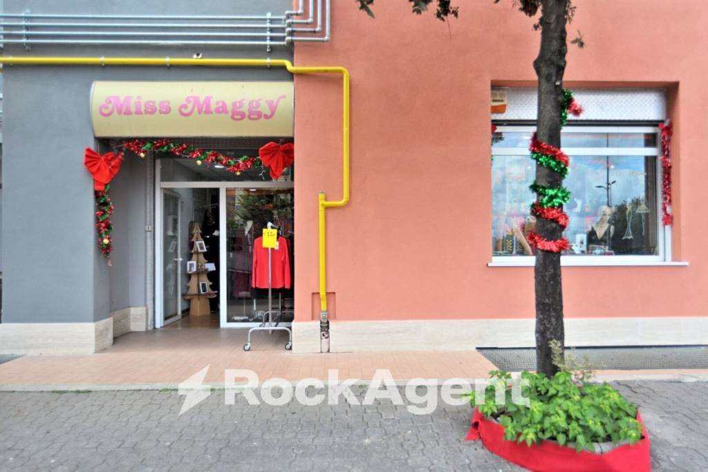 Facciata - Negozio via Inghilterra, 116, Aprilia - foto 2