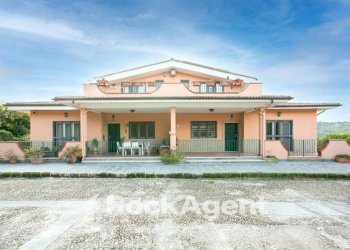 Facciata - Villa via del Laghetto, 26b, Civitella San Paolo - foto 3