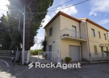 Facciata - Villa viale Vincenzo Gattoleo, 127, Catanzaro - foto 4