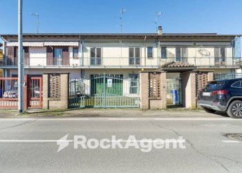 Facciata - Villa a Schiera viale Martiri della Libertà, 58, Mede - foto 2