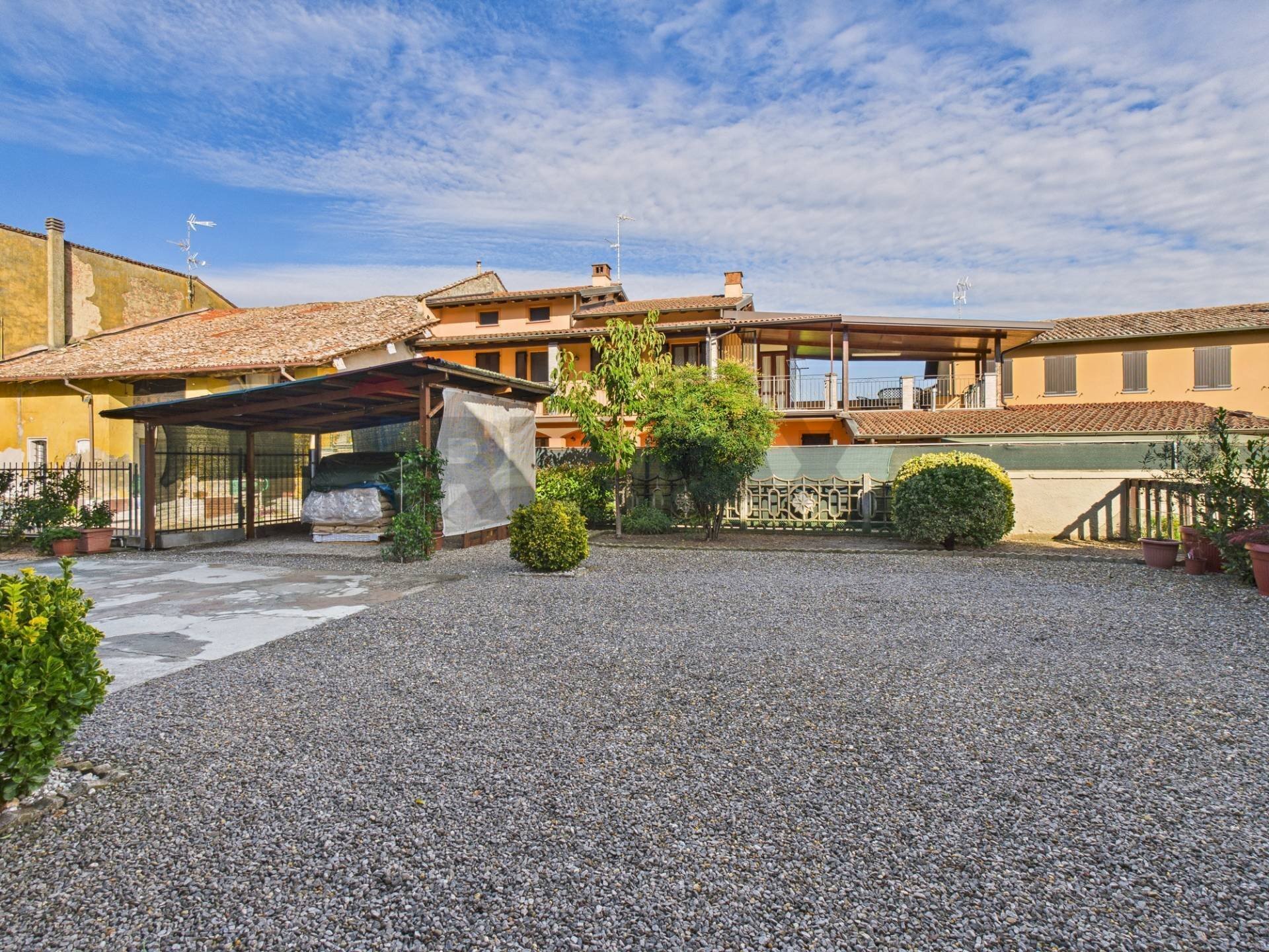 Cortile - Casa indipendente FRAZIONE BOTTAROLO
 
4, Barbianello - foto 2