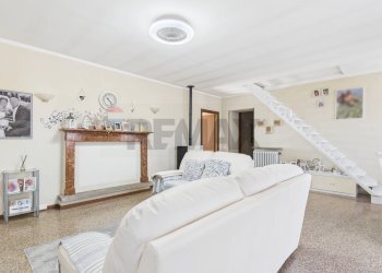 Soggiorno - Casa indipendente FRAZIONE BOTTAROLO
 
4, Barbianello - foto 5