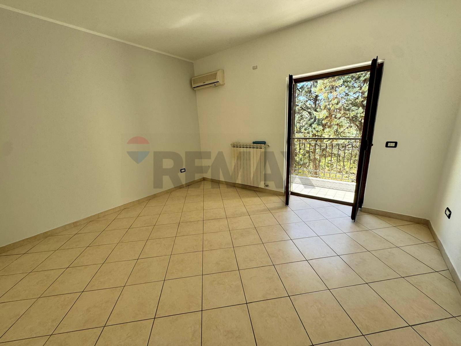 Stanza vuota - Ufficio VIA SANTO STEFANO SN
 
SN, Corigliano-Rossano - foto 1