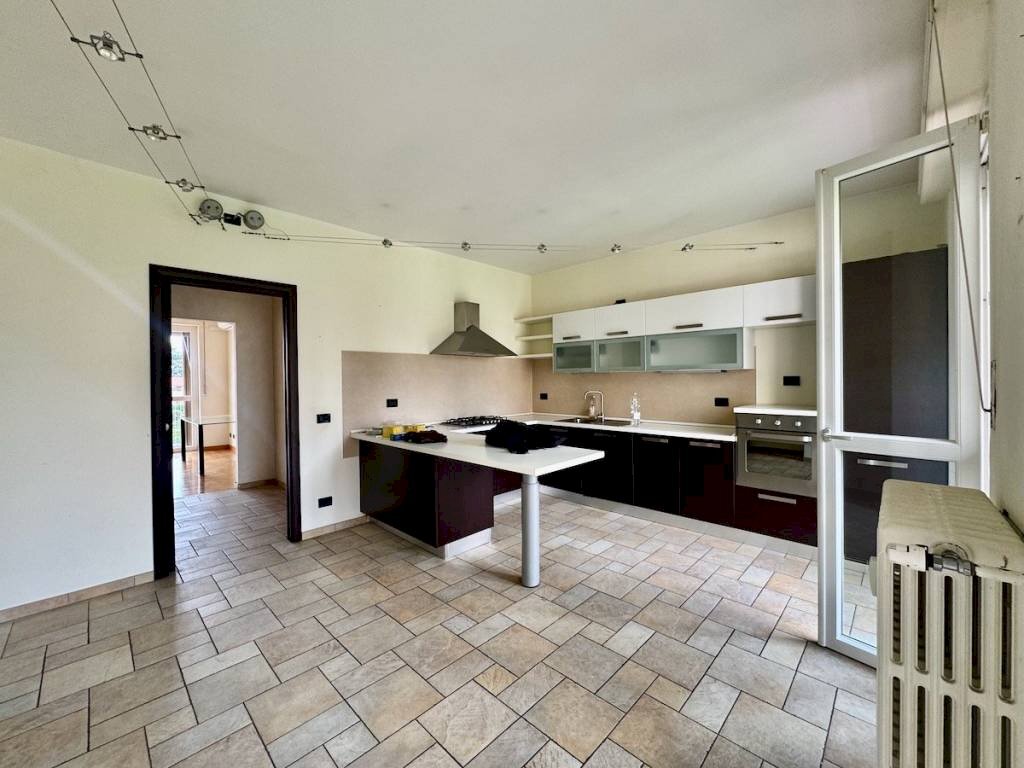 Cucina - Appartamento via Piemonte, 23, Biella - foto 1