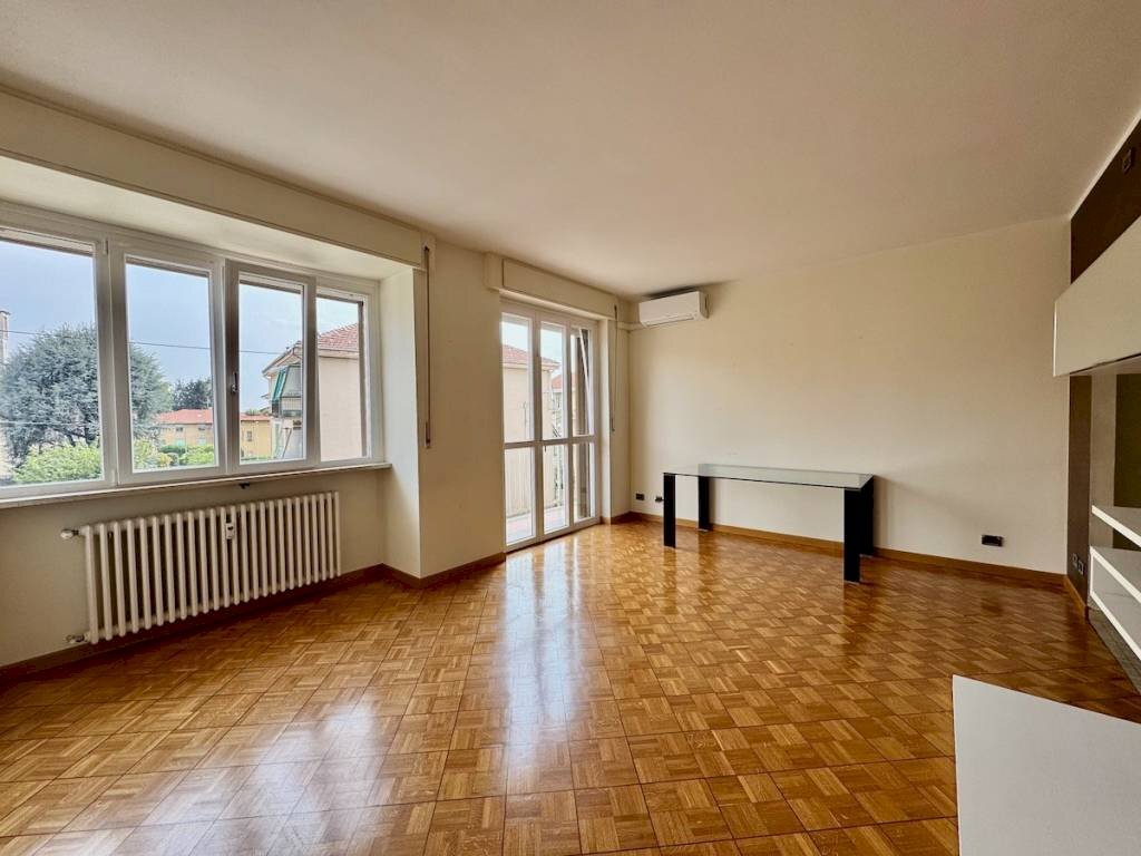 Soggiorno - Appartamento via Piemonte, 23, Biella - foto 2