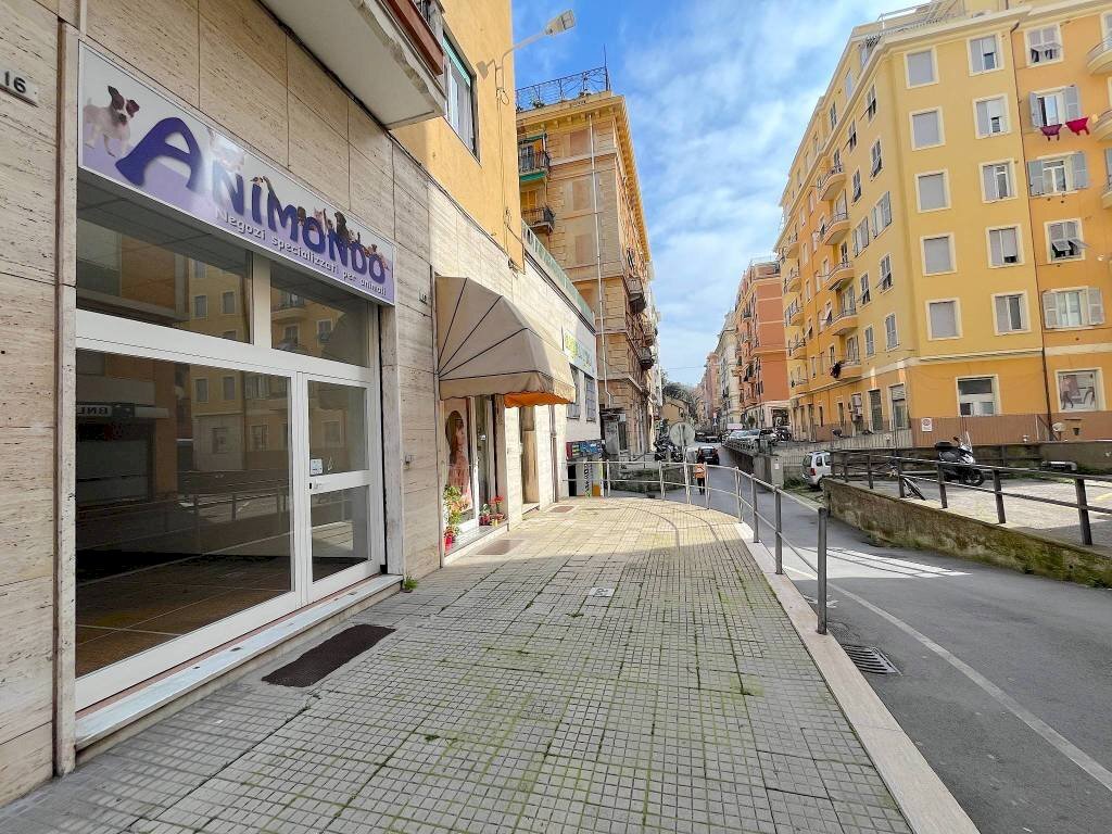 Facciata - Negozio via San Fruttuoso, 16, Genova (zona Marassi) - foto 2