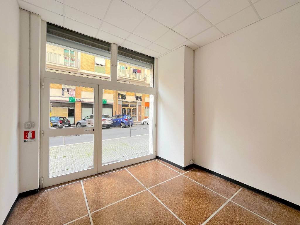 Interno non residenziale - Negozio via San Fruttuoso, 16, Genova (zona Marassi) - foto 3