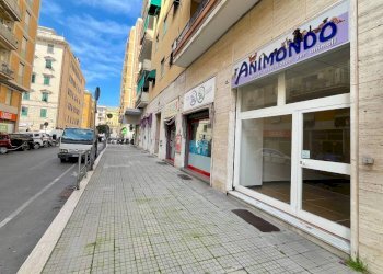 Facciata - Negozio via San Fruttuoso, 16, Genova (zona Marassi) - foto 1