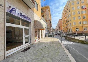 Facciata - Negozio via San Fruttuoso, 16, Genova (zona Marassi) - foto 2