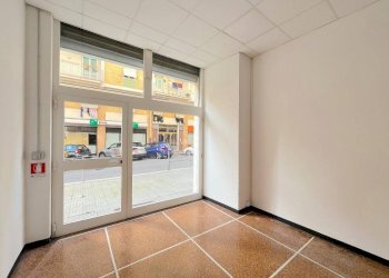 Interno non residenziale - Negozio via San Fruttuoso, 16, Genova (zona Marassi) - foto 3