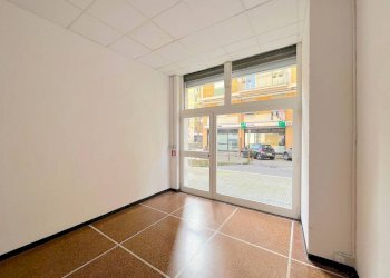 Interno non residenziale - Negozio via San Fruttuoso, 16, Genova (zona Marassi) - foto 4