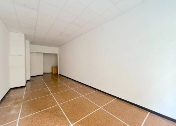 Interno non residenziale - Negozio via San Fruttuoso, 16, Genova (zona Marassi) - foto 8