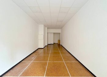 Interno non residenziale - Negozio via San Fruttuoso, 16, Genova (zona Marassi) - foto 9