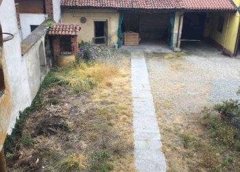 Cortile interno - Casa indipendente via Camillo Benso di Cavour, 21, Strambino - foto 11