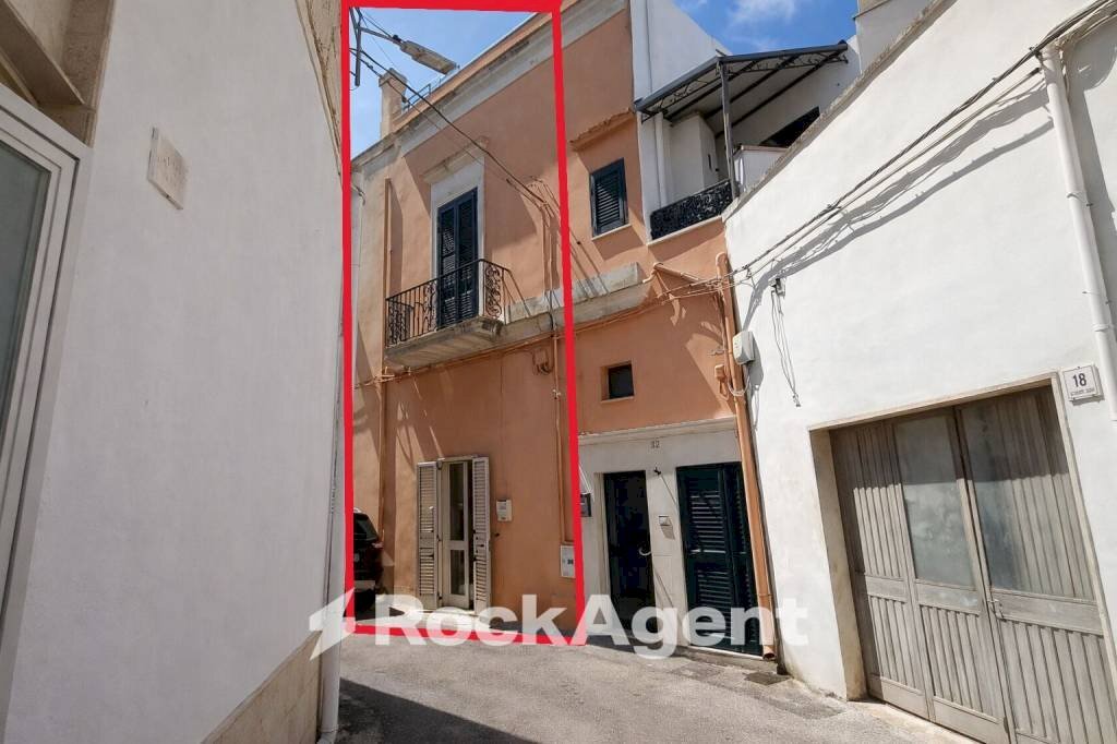 Facciata - Casa indipendente via Giacosa, 24, Cutrofiano - foto 2