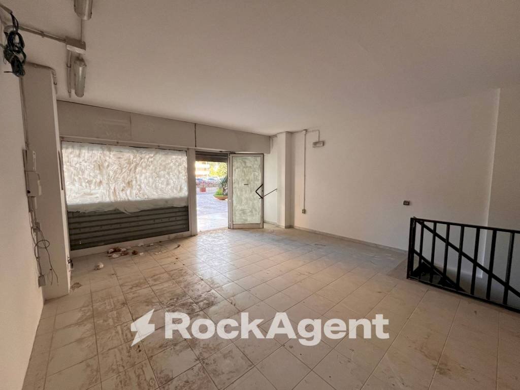 Interno non residenziale - Negozio largo Virgilio Brocchi, 5, Roma - foto 1