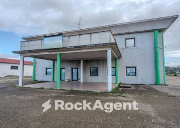 Facciata - Capannone via Corradino D'Ascanio, Acquapendente - foto 3