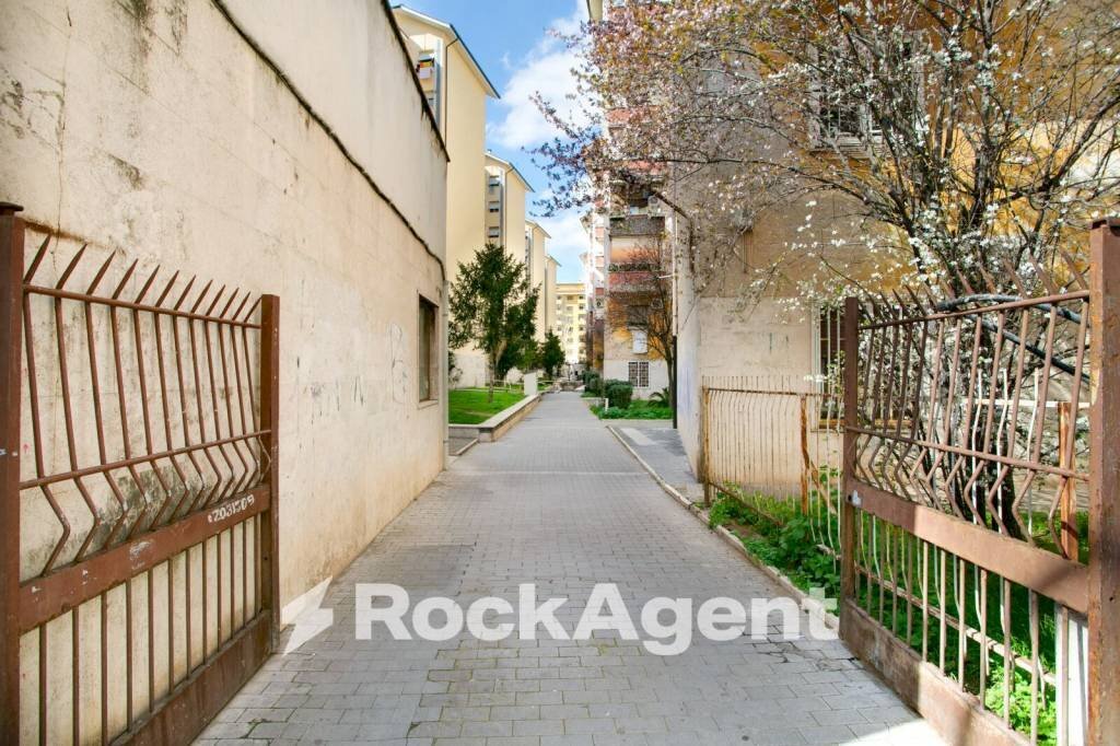 Cortile interno - Bilocale via Calpurnio Fiamma, 130, Roma - foto 2