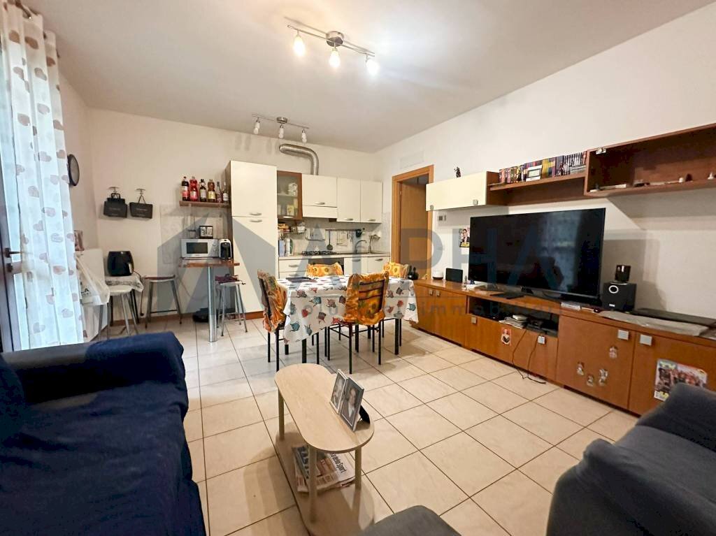 Salone - Bilocale via Fratelli Garavini, Russi - foto 1