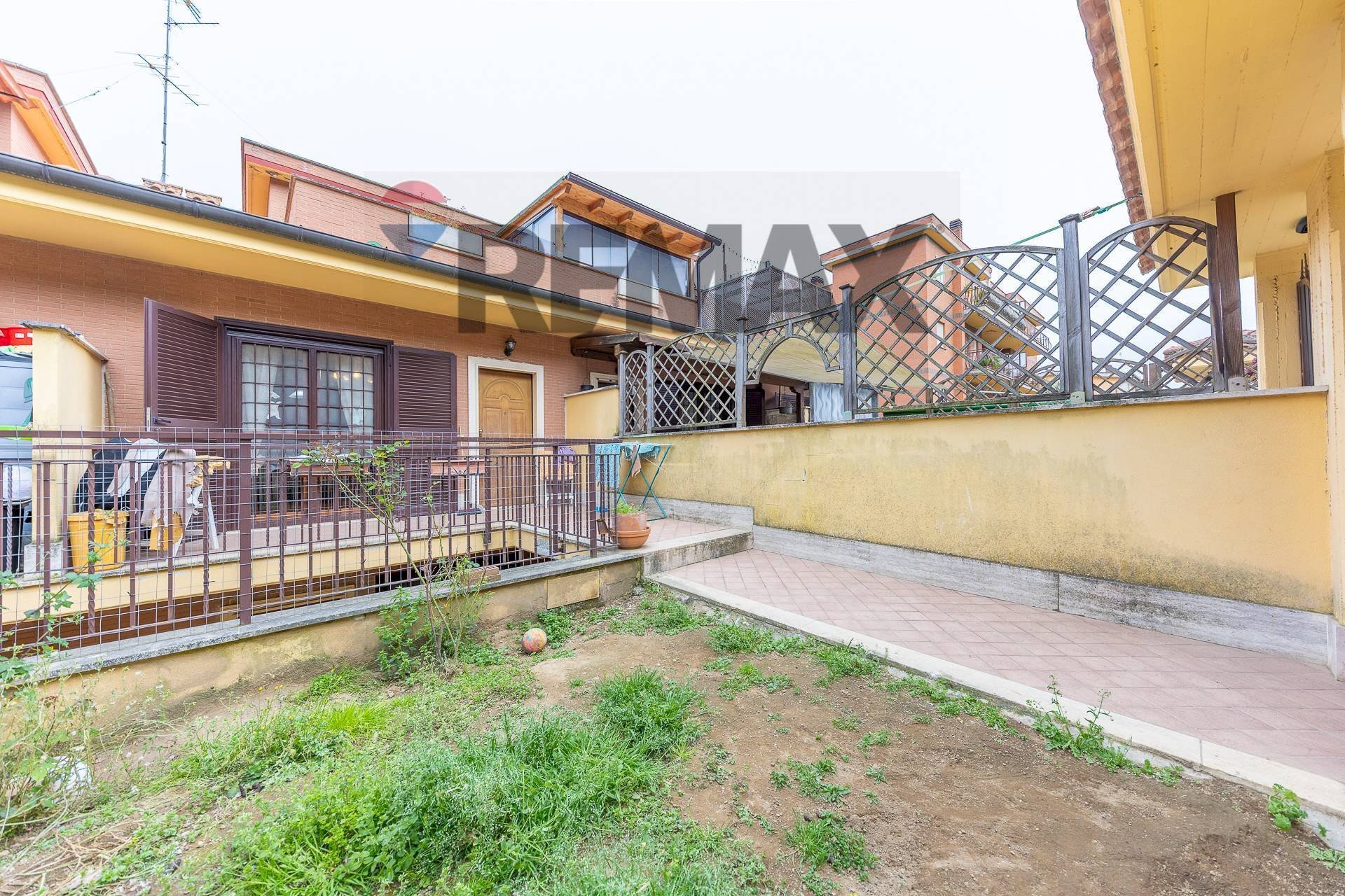 Giardino - Villa a Schiera Via Lezzeno
 
90C, Roma - foto 2