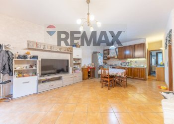 Sala da pranzo - Villa a Schiera Via Lezzeno
 
90C, Roma - foto 4