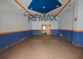 Locale - Commercial Premises Via Diego Taiani
 
21, Salerno - photo 3