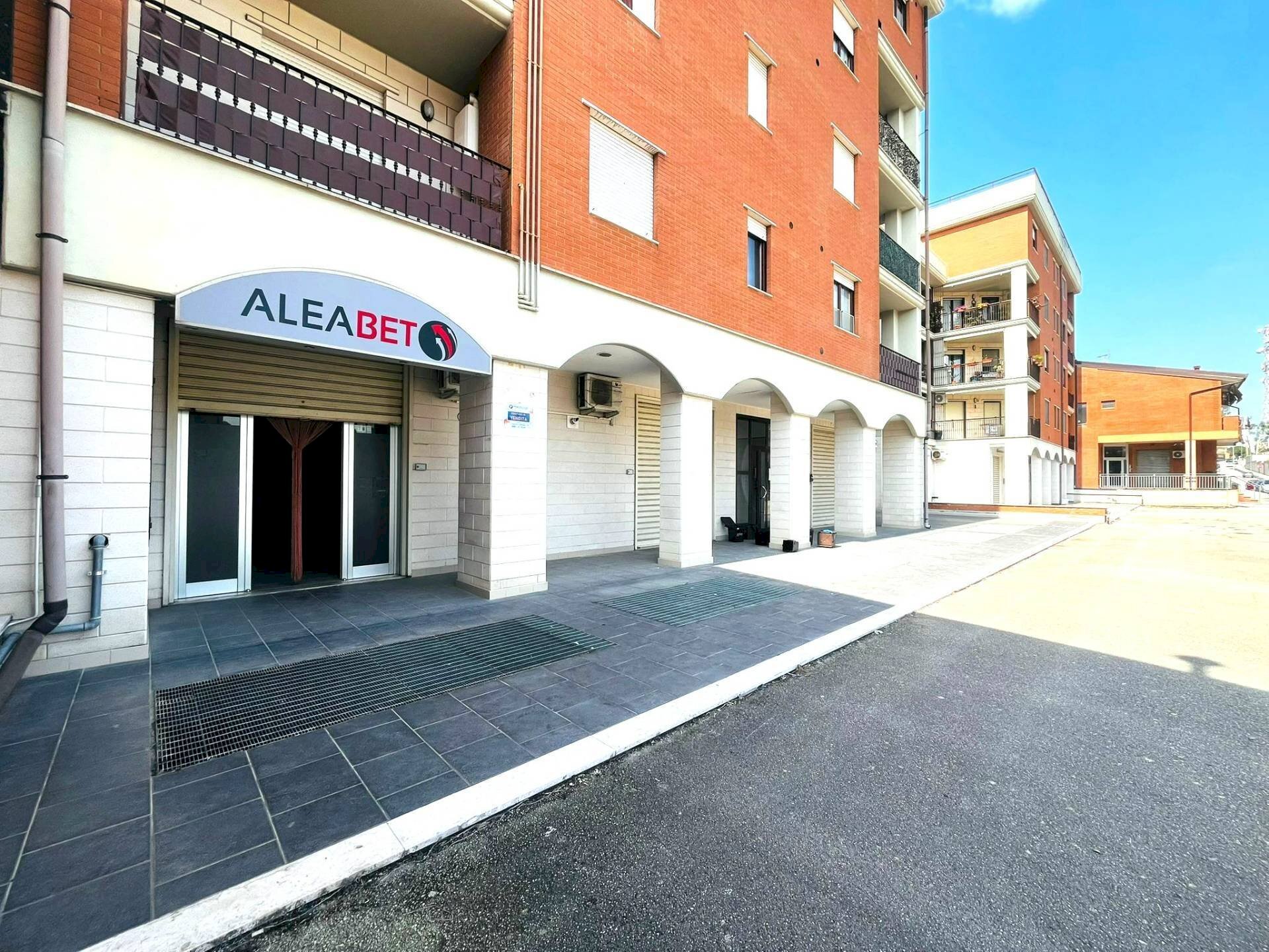 Foto 2 - Commercial Premises VIA AVVOCATO VINCENZO SCARANO
 
41, Lucera - photo 2