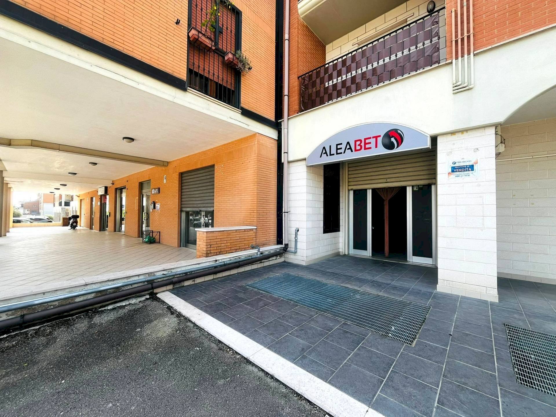 Foto 3 - Commercial Premises VIA AVVOCATO VINCENZO SCARANO
 
41, Lucera - photo 3