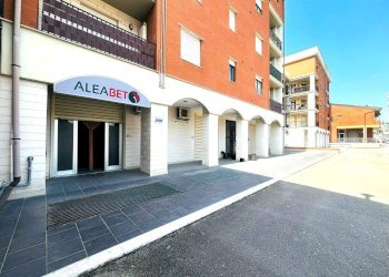 Foto 2 - Commercial Premises VIA AVVOCATO VINCENZO SCARANO
 
41, Lucera - photo 2