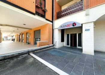 Foto 3 - Commercial Premises VIA AVVOCATO VINCENZO SCARANO
 
41, Lucera - photo 3