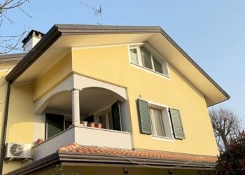 Facciata - Bilocale via Camillo Benso di Cavour, Jerago con Orago - foto 2