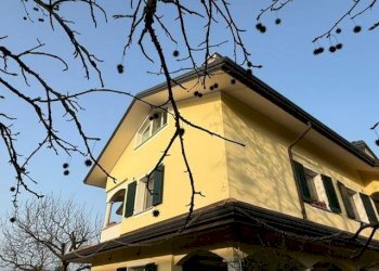 Facciata - Bilocale via Camillo Benso di Cavour, Jerago con Orago - foto 3