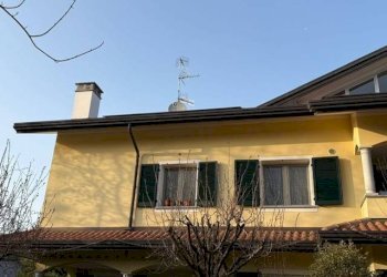 Facciata - Bilocale via Camillo Benso di Cavour, Jerago con Orago - foto 4