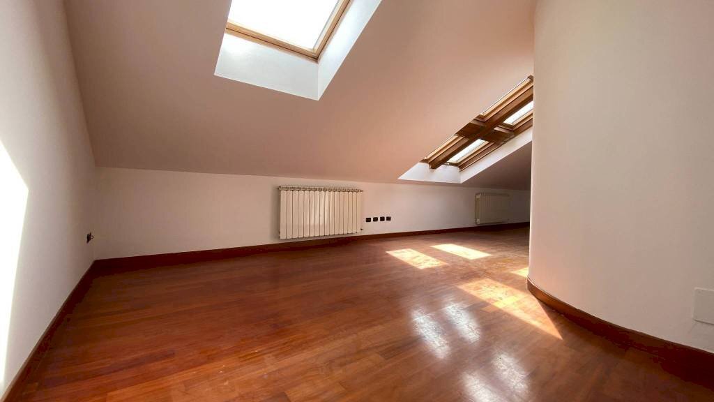 Stanza non arredata - Villa via Alessandro Manzoni, Besnate - foto 2