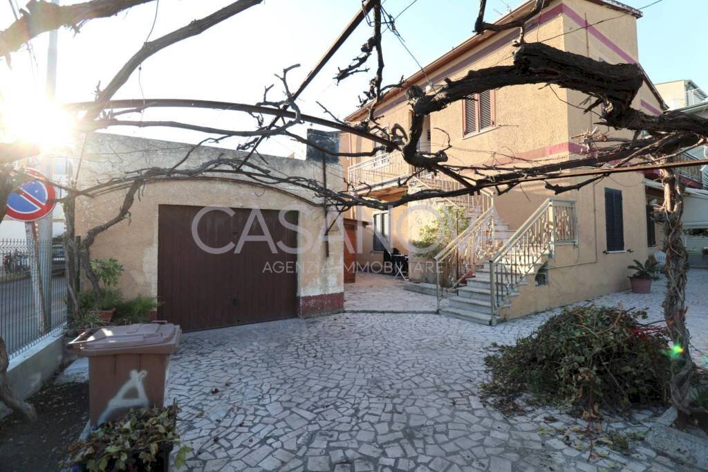 Cortile interno - Quadrilocale Lungomare Rodi, 24, Giulianova - foto 2