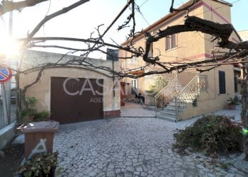 Cortile interno - Quadrilocale Lungomare Rodi, 24, Giulianova - foto 2