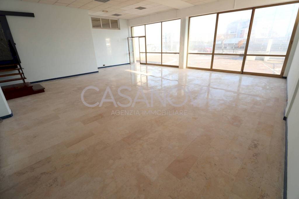 Interno non residenziale - Negozio viale Filippo Turati, Giulianova - foto 1