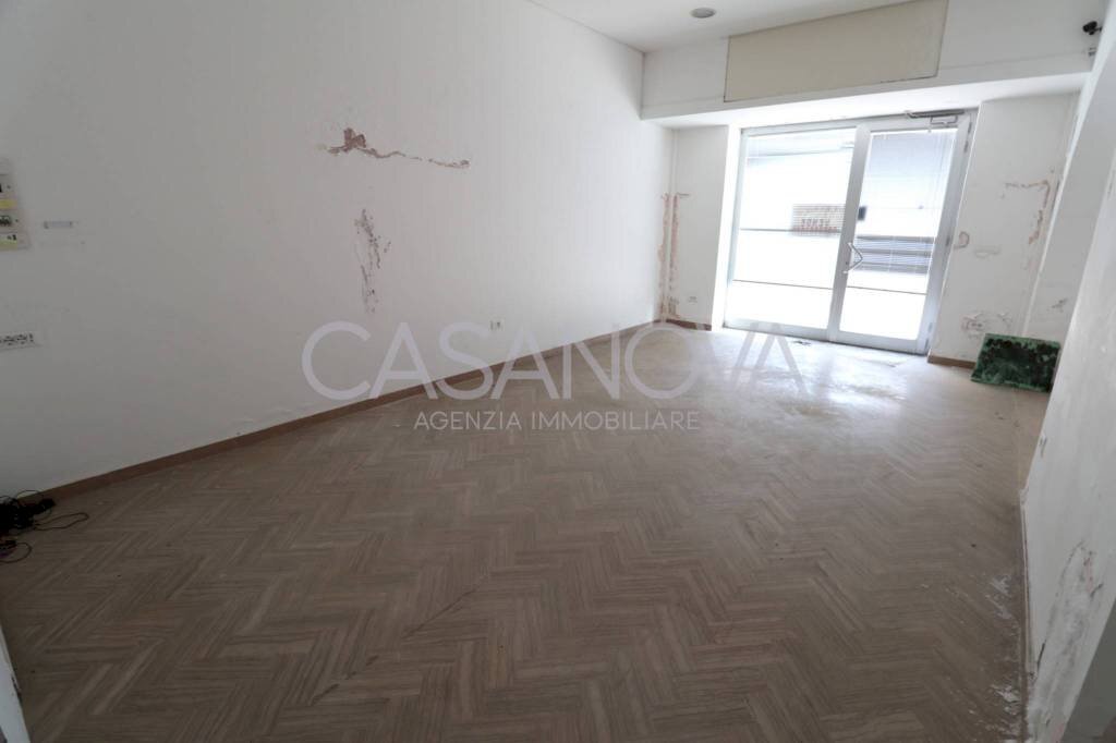 Stanza non arredata - Negozio via Galileo Galilei, 17, Giulianova - foto 2