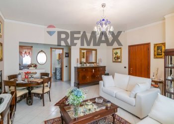 Sala da pranzo - Trilocale via carlo gemmellaro
 
12, Aci Castello - foto 2