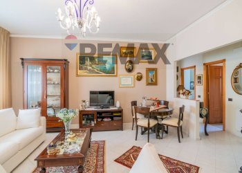 Sala da pranzo - Trilocale via carlo gemmellaro
 
12, Aci Castello - foto 4