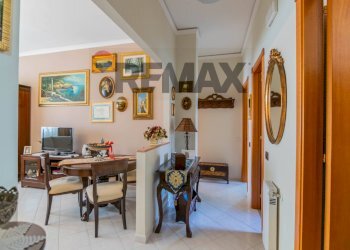 Sala da pranzo - Trilocale via carlo gemmellaro
 
12, Aci Castello - foto 5