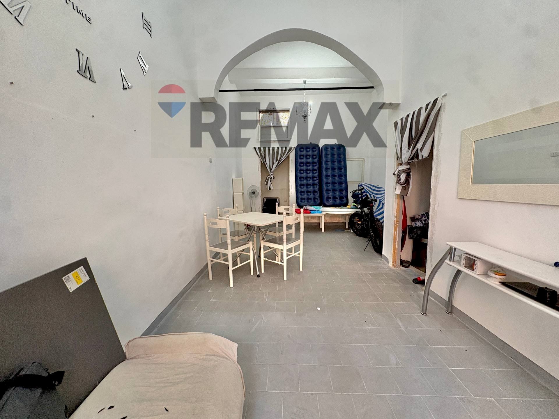 Soggiorno - Locale Commerciale Giardini-Naxos - foto 1