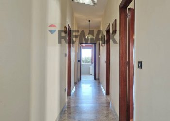 Hall / corridoio - Four-room apartment Via Appia
 
41, Caivano - photo 13