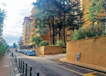 Edificio all\'aperto - Four-room apartment Viale delle Mimose
 
10, Napoli - photo 2