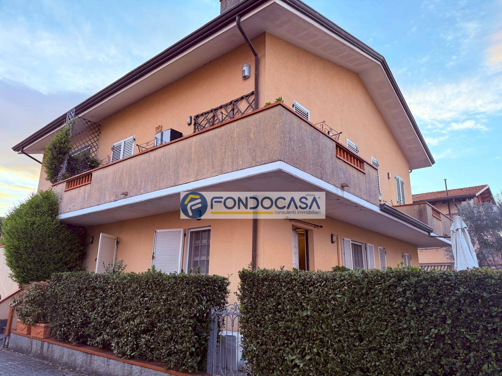esterno - Villa a Schiera via pietro pellegrini
 
13, Massa - foto 3