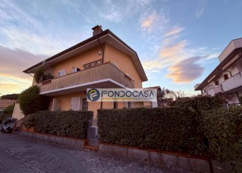esterno - Villa a Schiera via pietro pellegrini
 
13, Massa - foto 1