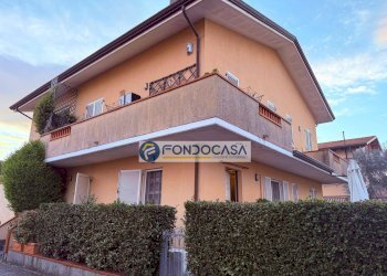 esterno - Villa a Schiera via pietro pellegrini
 
13, Massa - foto 3
