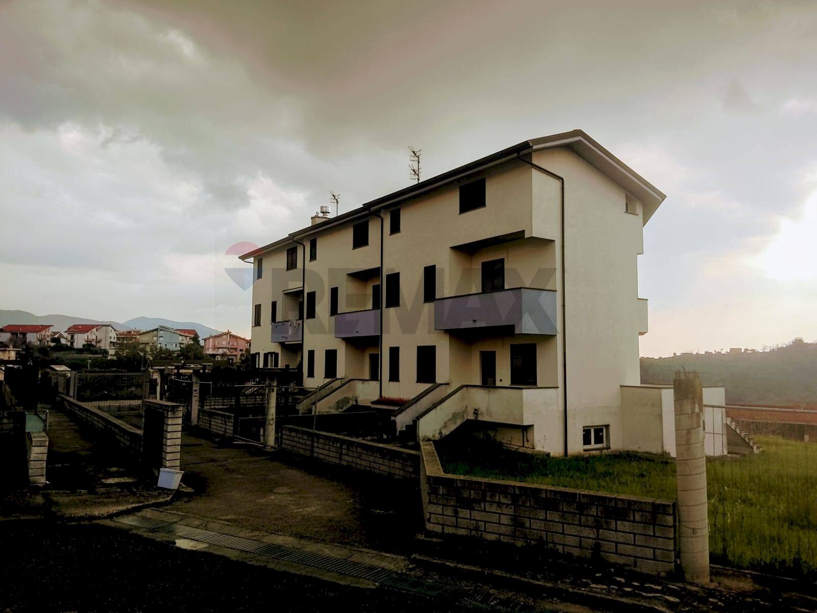 Edificio all\'aperto - Villa a Schiera Sessa Aurunca - foto 1