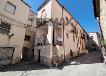 Edificio all\'aperto - Semi-detached house Via Umberto I
 
125-129, Torella del Sannio - photo 2